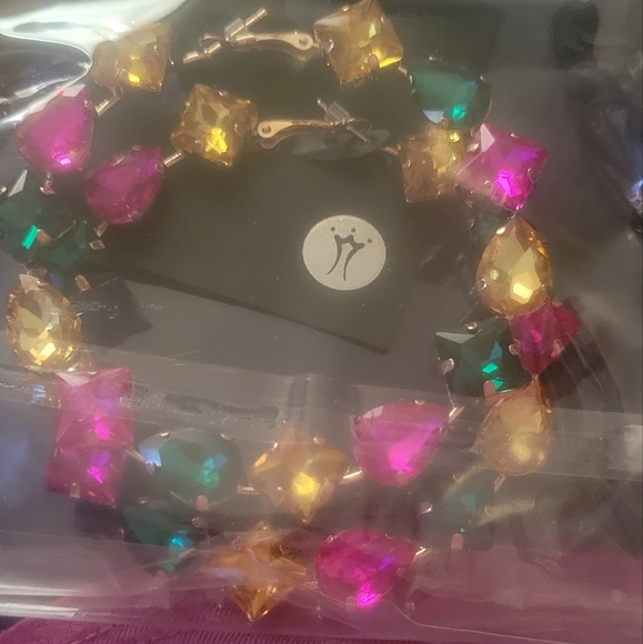 Earrings - Picture 1 of 2